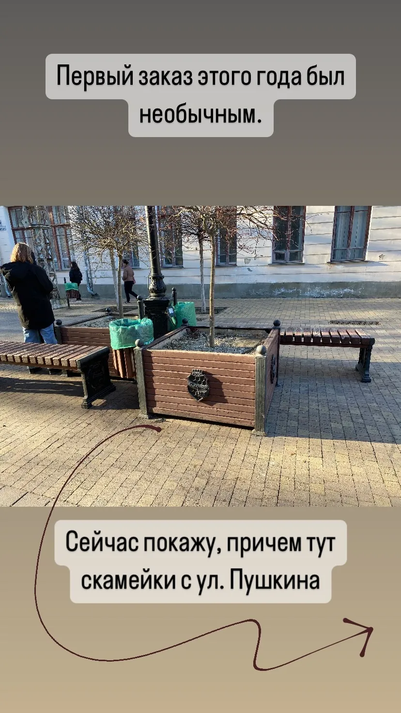 Городская улица с фонарями и лавочкой