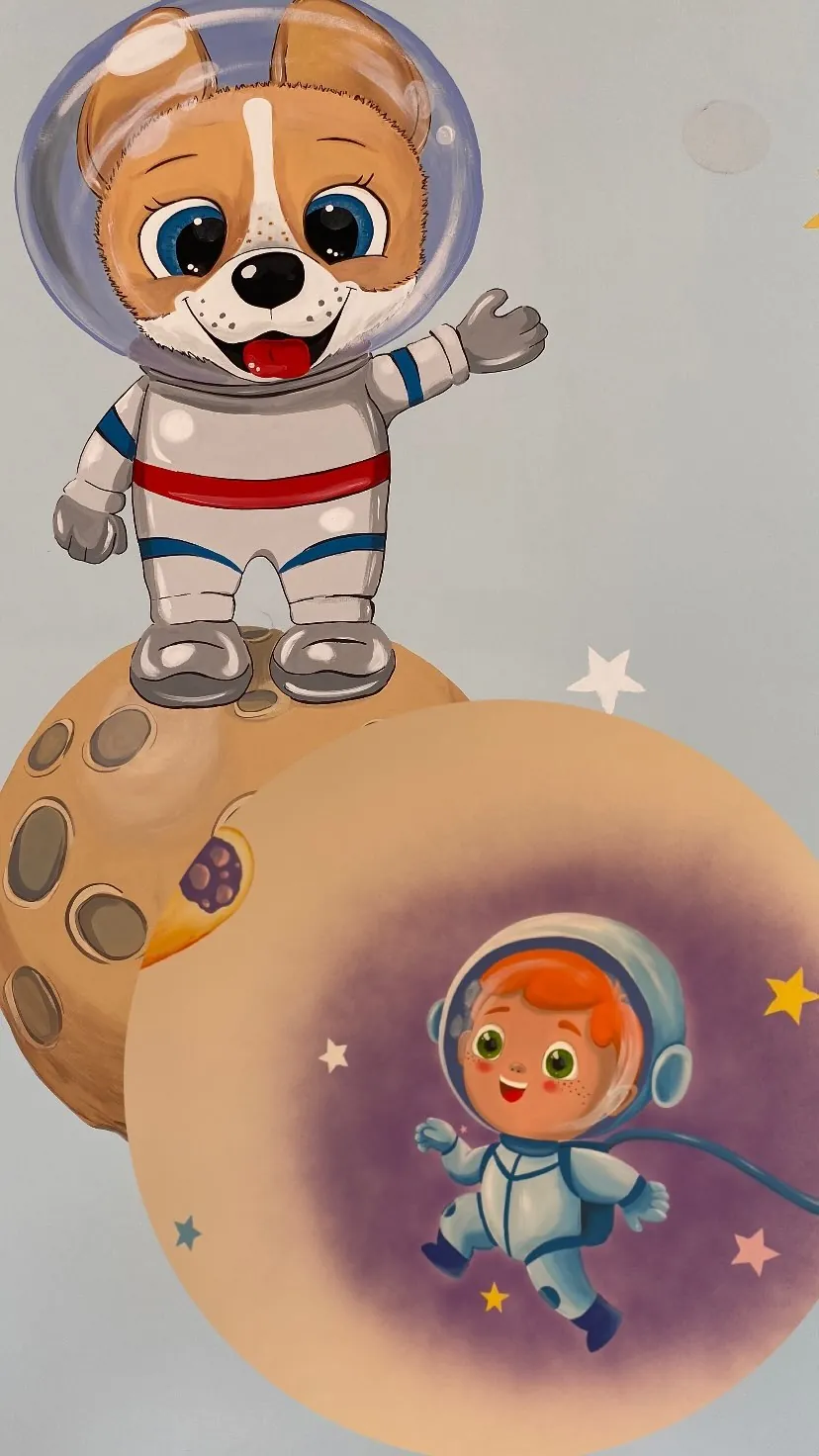 Космонавт, динозаврики и машинки на стене детской