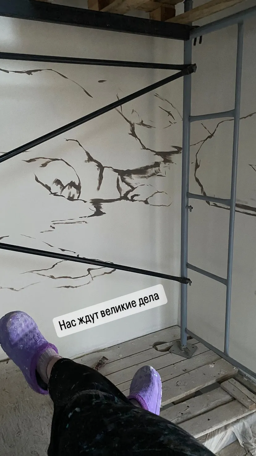 Горный пейзаж с рекой на стене под лесами