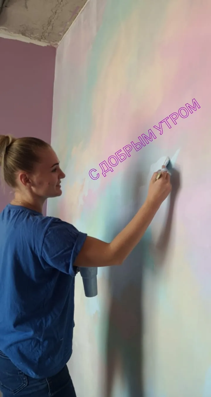 Художница рисует облака