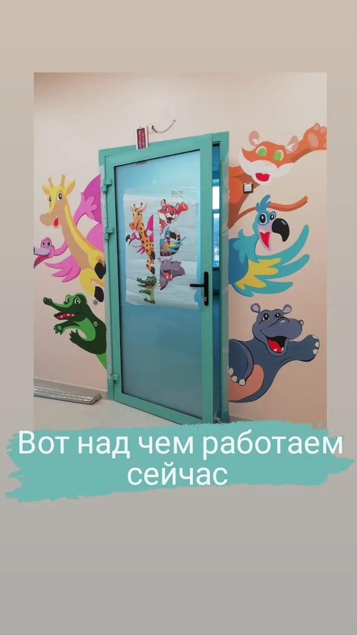 Дверь с птицами в детской