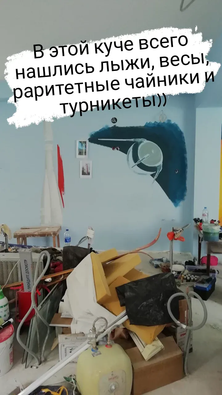 Аэрография в зале во время ремонта