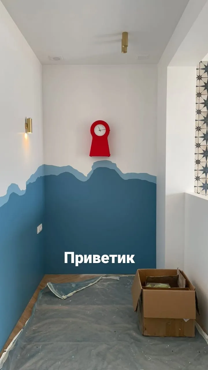 Синяя стена с красными часами