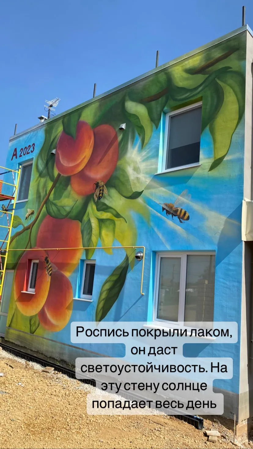 Персики и пчела на фасаде дома