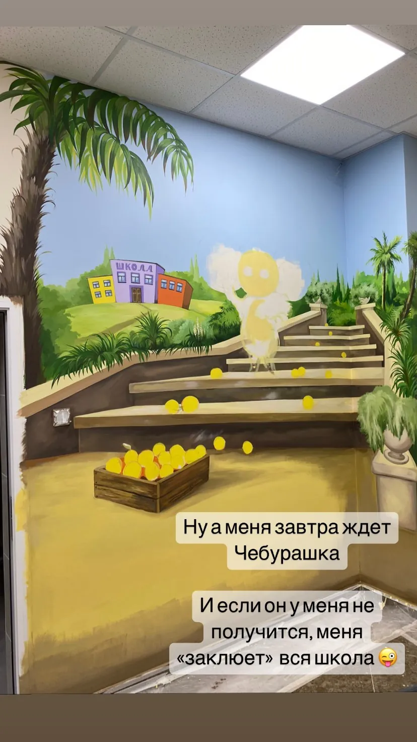 Чебурашка с цветами на лестнице школы